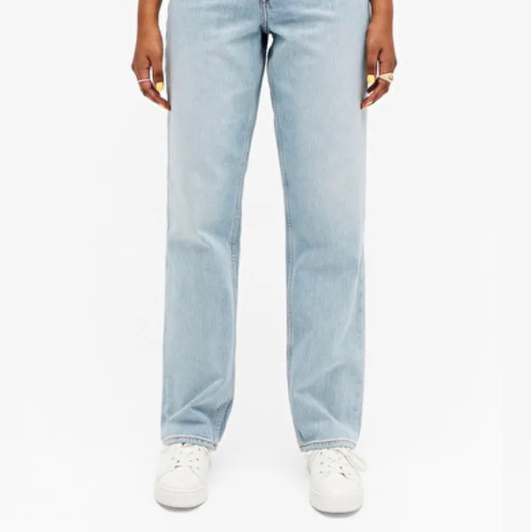 Ett par jeans från monki storlek 32 har använt en gång köpte dom för någon vecka sen ord pris 400kr. Jeans & Byxor.