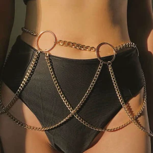 Midje kedja  - Passar xs-xl aldrig använd 