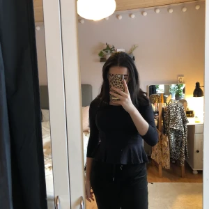 Söt topp från bikbok - Söt topp från Bikbok. Den svarta är storlek xs och den gråa är s. En för 25kr, båda för 40kr