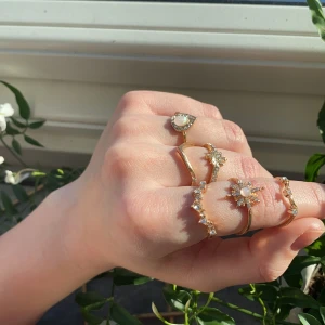 Superfina guldiga ringar, oanvända 🌹 - Först till kvarn! Guldfärgade ringar och örhängen, helt oanvända. 30kr/st, 4st för 95, 10st för 200 💕 