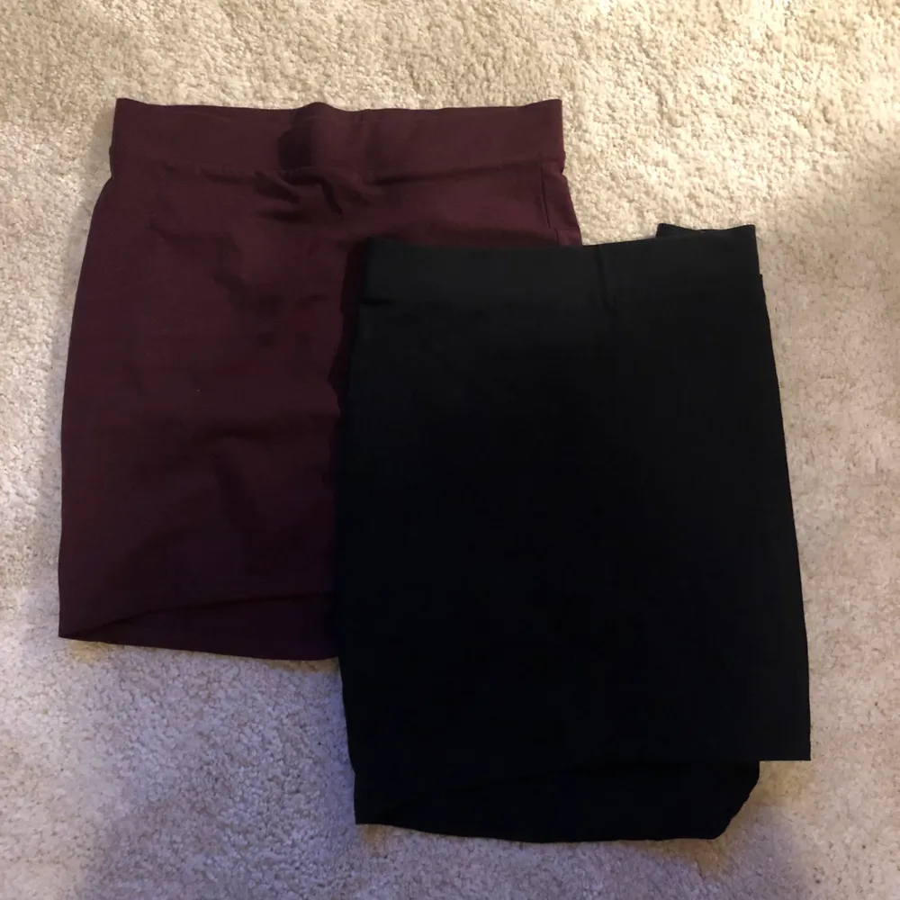 Två tighta kjolar i svart och vinrött. Den svarta är storlek M och den röda är S. En för 10 båda för 15. Kjolar.
