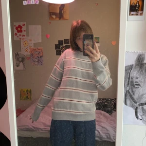 Jättefin grå, vit, röd randig tjocktröja!  - Från mywear storlek M herr, jättefin och ganska oversized! Inga hål eller fläckar vad jag kan se, köpt second hand och aldrig använd sen dess, 50kr + 79kr frakt = 129kr totalt!