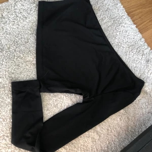 Svart topp med en arm - Svart topp med en arm, superfin och oanvänd 