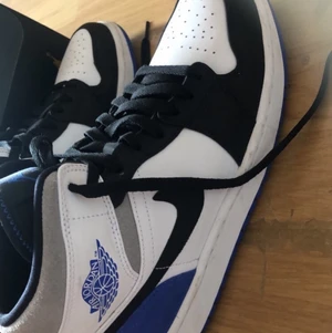 Air jordan mid se - Air jordan Mid SE storlek: 43. Den är i bra skick och inte använd så mycket, passformen är bra och den matchar till alla sorters kläder. Köpt från nikes hemsida och den är slutsåld. 