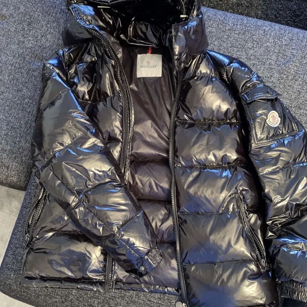 En Moncler jacka i bra skick, säljes pga inköp av en annan jacka. . Jackor.