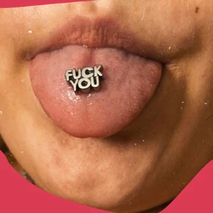Tungpiercing  - En ny tungpiercing där det står ”Fuck you”. Den är endast testat. Säljs för att jag köpte fel.  Längd: 14mm
