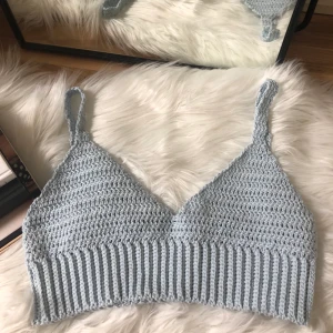 Sommar topp - Superfin topp, perfekt till sommaren!                              Fin ljusblå färg!                                                    Storlek: S/ liten M