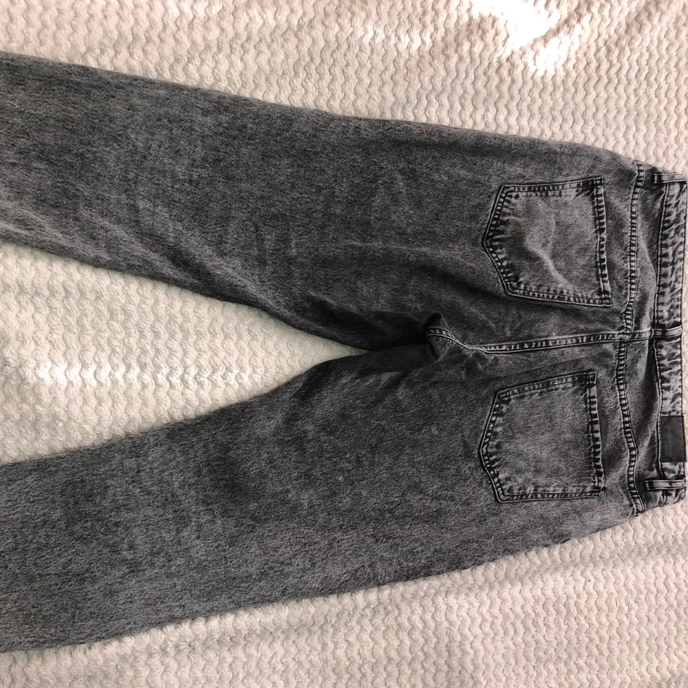 Gråa jeans från Ginatricot, storlek 42, använda varsamt ett fåtal gånger :). Jeans & Byxor.