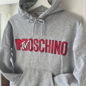 Moschino - Moschino hoodie i bra skick. Storlek M