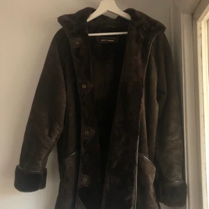 Mocka kappa - Brun mocka kappa med faux fur intill. Köpt i London och är i nyskick! Perfekt till vintern. Strl 42 men passar som oversize S eller som en M.