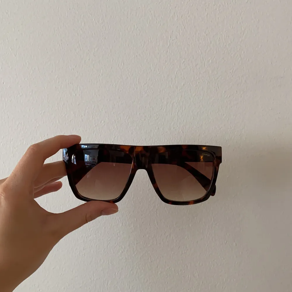 Solglasögon med mönster, köpta förra sommaren. Använda fåtal gånger. Köpta på Intersport 🧡. Accessoarer.
