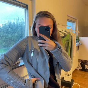 Grå skinnjacka  - Grå skinnjacka från chiquelle i storlek 38, inga defekter. Frakt tillkommer, skicka ett meddelande för frågor eller vid intresse 🤎