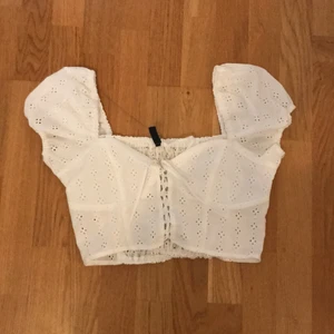 Blus - Säljer en jättefin blus som aldrig är använd! Köparen betalar frakt :)