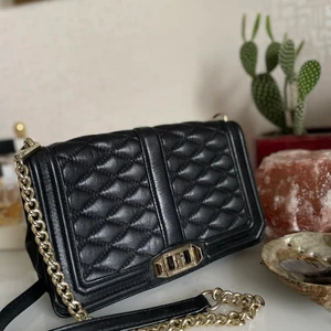 Rebecca Minkoff Quilted Crossbody - Läderväska i bra skick. Köptes för ca. 3500. Tygpåse medföljer. Kontakta mig för fler bilder och ytterligare frågor. 