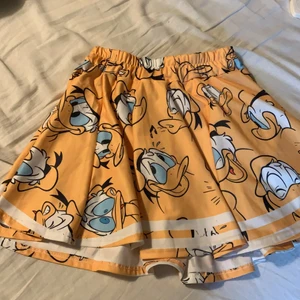 Kalle anka kjol - Superfin unik nästan oanvänd kalle anka kjol! Står ej storlek men skulle säga S/M