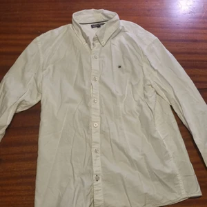 Tommy hilfiger skjorta 164  - Vit Tommy hilfiger skjorta. Märkt 164. Uppskattar till s/xs. 39kr.Samfraktar vid köp av flera varor för 66 kr📦💕