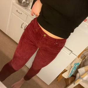 Manchesterbyxor röda - Asnice byxor från Monki. Kommer inte till användning längre:/ storlek 36 passade mig när jag var 36 men även nu när jag är 38.