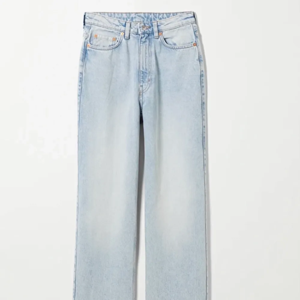 Säljer dessa Weekday jeans pga blivit försmå… Endast använda 2 gånger så ser i princip helt nya!. Jeans & Byxor.