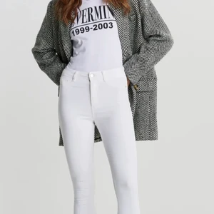 molly high waist jeans - Jätte fina Molly jeans från Gina tricot använd 1 gågn och vill sälja dem. Köpt för 299kr säljer för 249kr kan gå ner lite mindre också 
