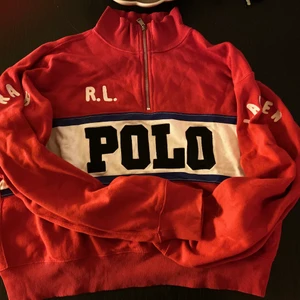 Ralph Lauren tröja - Säljer äkta Ralph lauren tröja i strl XL. Jag är i strl M men den sitter fint som tjocktröja. Köptes för 1200kr