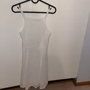 En fin vit klänning använt en gång på en skolavslutning och vet att jag inte kommer använda den igen så den kan hitta ett annat fint hem.     Hämta i Eslöv 