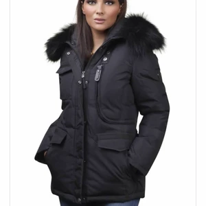 Hollies livigno Svart/Svart - Vinterjacka från Hollies med svart fuskpäls. Knappt använd. Pris kan diskuteras. Kvitto finns