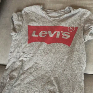 Levis t-shirt - Köpt den för ett år sedan och nu säljer jag den eftersom att jag inte använder den lika mycket längre, inget fel med tröjan på något sett den är en jätte skön t-shirt som passar till nästan allting❤️ Jag köpte den för 300 kronor på Levis affären i mall of scandinavia.