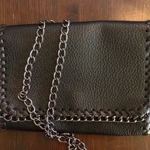 Populär väska - Bild lånad men säljer samma! Jättefin populär väska perfekt till hösten. Högsta bud: 210kr+frakt💓