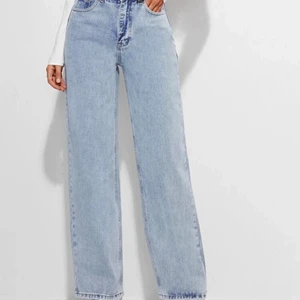 Jeans - Jag säljer dessa moderna vida blåa jeans från Shein. Köptes för 219 kr men jag säljer de för 100 kr. 