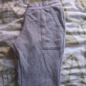 Calvin klein byxor - Supersköna mjukisbyxor från calvin klein. Superfint skick, säljes pga fel storlek. Fickor i fram, mudd längst ner. Skriv vid frågor♡