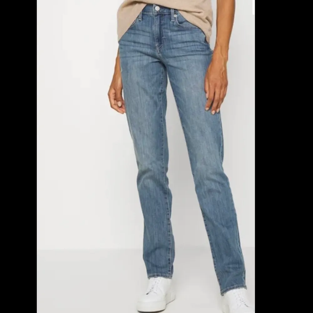 jag säljer dessa mid waist gap jeans som är använda två gånger men inte är min stil💓 200 kr + frakt. Jeans & Byxor.
