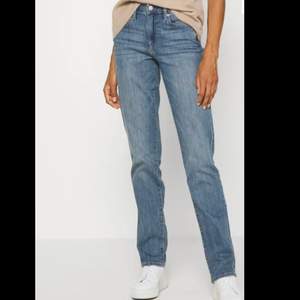 jag säljer dessa mid waist gap jeans som är använda två gånger men inte är min stil💓 200 kr + frakt
