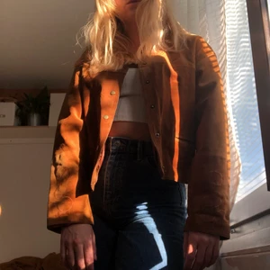 Mockajacka - Mockajacka, köpt second hand för 6 år sedan. Ursprungligen från H&M. Storlek 42 men passar xs-m om man vill ha oversized. Innefodret är lite slitet annars i bra skick. Frakt tillkommer 🌸