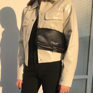 NLY TREND jacka - Tänkte nu sälja min beigea skinnjacka från NLY TREND i storlek 36 som är perfekt nu till hösten. Den är väldigt sparsamt använd o därför i väldigt bra skick. Säljer då den blivit för liten för mig.💖