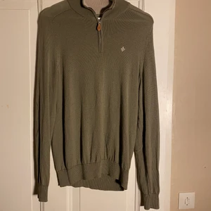 Zip Tröja,mörkgrön,merino ull  - En fin ziptröja i skönt material som tyvärr blivit för liten för mig. Köpt för 1300 på morris, i bra skick, inga synliga slitage. Perfekt till hösten.