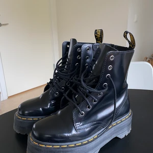 Dr Martens Jadon - Dr Martens Jadon i storlek 36. Säljer pga fel storlek. Nypris 2 200kr, säljer för 1 300kr då de i princip är helt nya och oanvända. 🌟