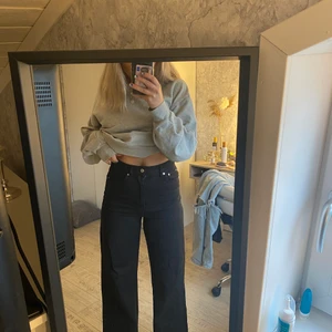 Svarta jeans - Säljer nu mina svarta jeans från Gina tricot💕 De är i nyskick och är väldigt sköna och fina!