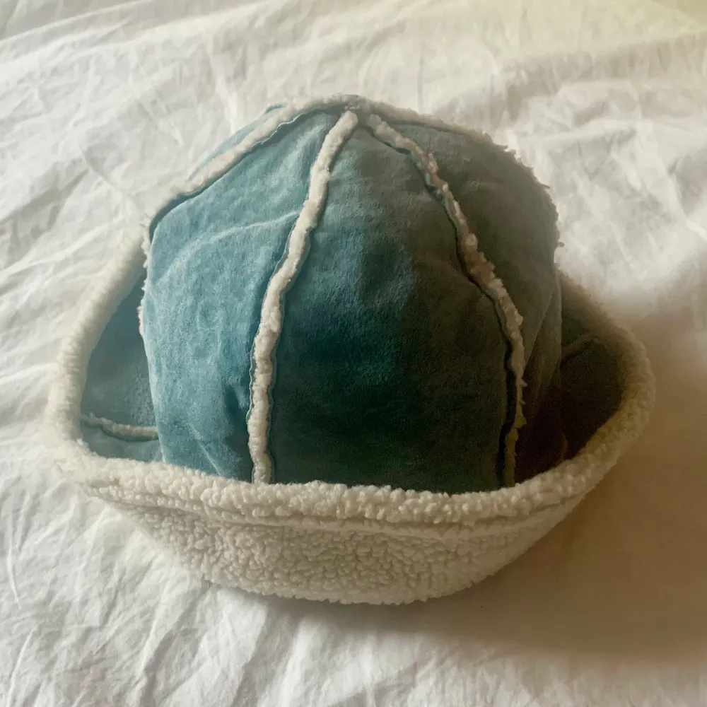 Ljusblå Teddy buckethat i fårskinn från United colors of benetton. Köpt på humana online men var dessvärre för liten för mig! Cirka 51cm i omkrets. Bra skick!. Accessoarer.