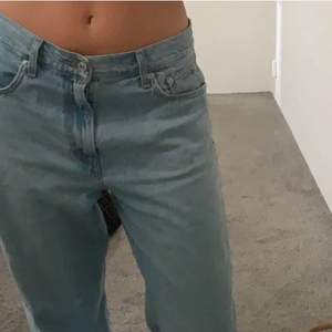 Supersnygga Levi’s jeans köpta här på Plick. Tyvärr förstora på mig som är 160 cm. Första två bilderna är lånade från den tidigare ägaren! 500kr + frakt (köparen står för frakten). Kan skickas med spårbar frakt!💗