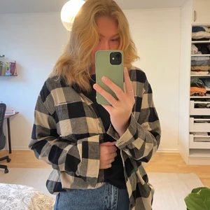 Rutig skjorta - Rutig skjorta i mjukt material, använd en gång bara. Inte jacka men lite tjockare material så lite varmare än en vanlig skjorta. Frakt ingår i priset!