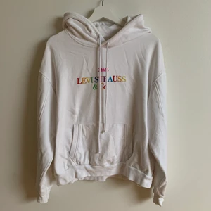 Levi’s hoodie - vit oversized hoodie från Levi’s med regnbågslogga. Nypris 1000kr. Köparen står för frakten