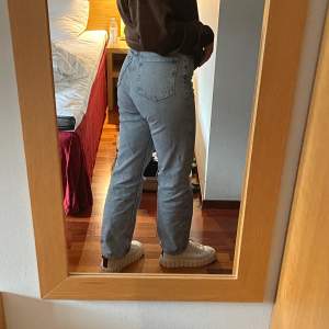 Rowe extra high straight jeans i tvätten summer blue💙🤍🐬  W:26 L:30. Använda en gång för att ta bilderna men annars som nya! Personen på bilden är 164 cm. (ursäkta ljuset bilderna togs kl 07 på morgonen på hotellet utan ljus :) )