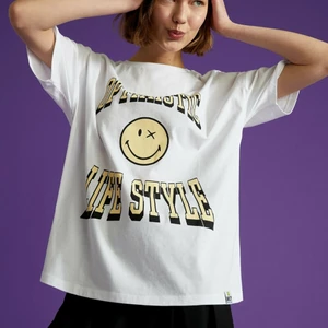 T shirt från smiley world - Säljer denna tröja från smiley world. Storlek xs. Köparen står för frakt.. Helt oanvänd bara testad. Buda eller köp direkt för 150. Slutsåld 