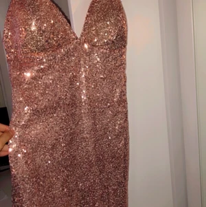 Kort klänning  - En glittrig kort klänning som är används bara tre timmar , storlek M 