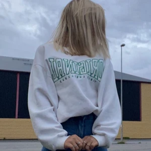Sweatshirt  - Säljer denna snygga sweatshirt! Nyskick skulle jag säga då jag har använt den typ 2 ggr. KAN DISKUTERA OM PRISET!💗