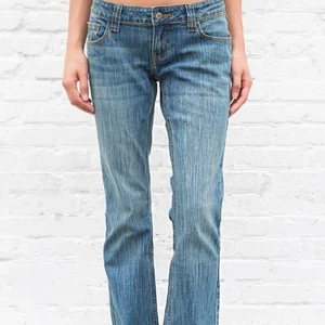 Brielle 90’S jeans - Intressekoll på mina helt nya Brandy Melville Brielle 90’s jeans i storlek small. Säljer då de va för stora för mig. Skriv för egna bilder🌟 ❗️Då många är intresserade får man buda. Köpte för 450kr (högsta bud 310kr exkl frakt) Budgivning slutar måndag 4 oktober