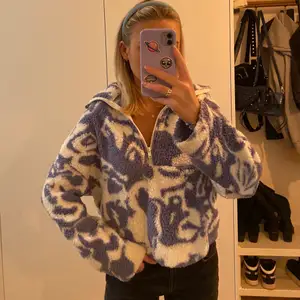 Så cool tröja från Monki!💜 Så mysigt material och varm så den passar perfekt till hösten och vintern☃️ Köpt förra vintern så den finns inte i butik💫 Använd 2-4 gånger och materialet är fortfarande lika mysigt som när jag köpte den!💜 Kan postas så frakt tillkommer!