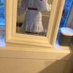 NAKD SET - Här är blusen samt tillhörande kjol tillsammans, det finns enskilda annonser för båda två😊 Toppen är i storlek 36 och kjolen i storlek 32, Köp hela settet för 200kr + frakt ❤️⭐️