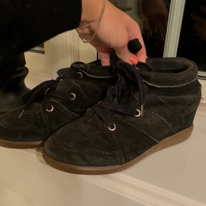 Isabel Marant skor - Säljer dessa lite äldre Isabel marant skor, de köptes år 2017 och har kommit till användning som man även ser på sista bilden☺️😄 Dem köptes på sidan mytheresa men på grund av flytt har inprincip alla mina kvitton och bevis kommit bort. På sista bilden kan man se ett hål, detta sitter på innersidan av skon alltså inget som syns tydligt utåt. På grund av saknade av äkthetsbevis samt hålet säljer jag mycket billigare än tänkt☺️OBS: köpare står för frakt 