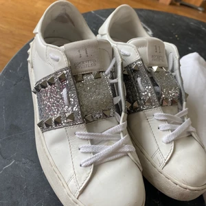 Valentino rockstud sneakers  - säljer mina valentino sneakers, köpt för 6000 kr och är i väldigt bra skick. Har dustbag och kvitto. Köpte från miinto. 